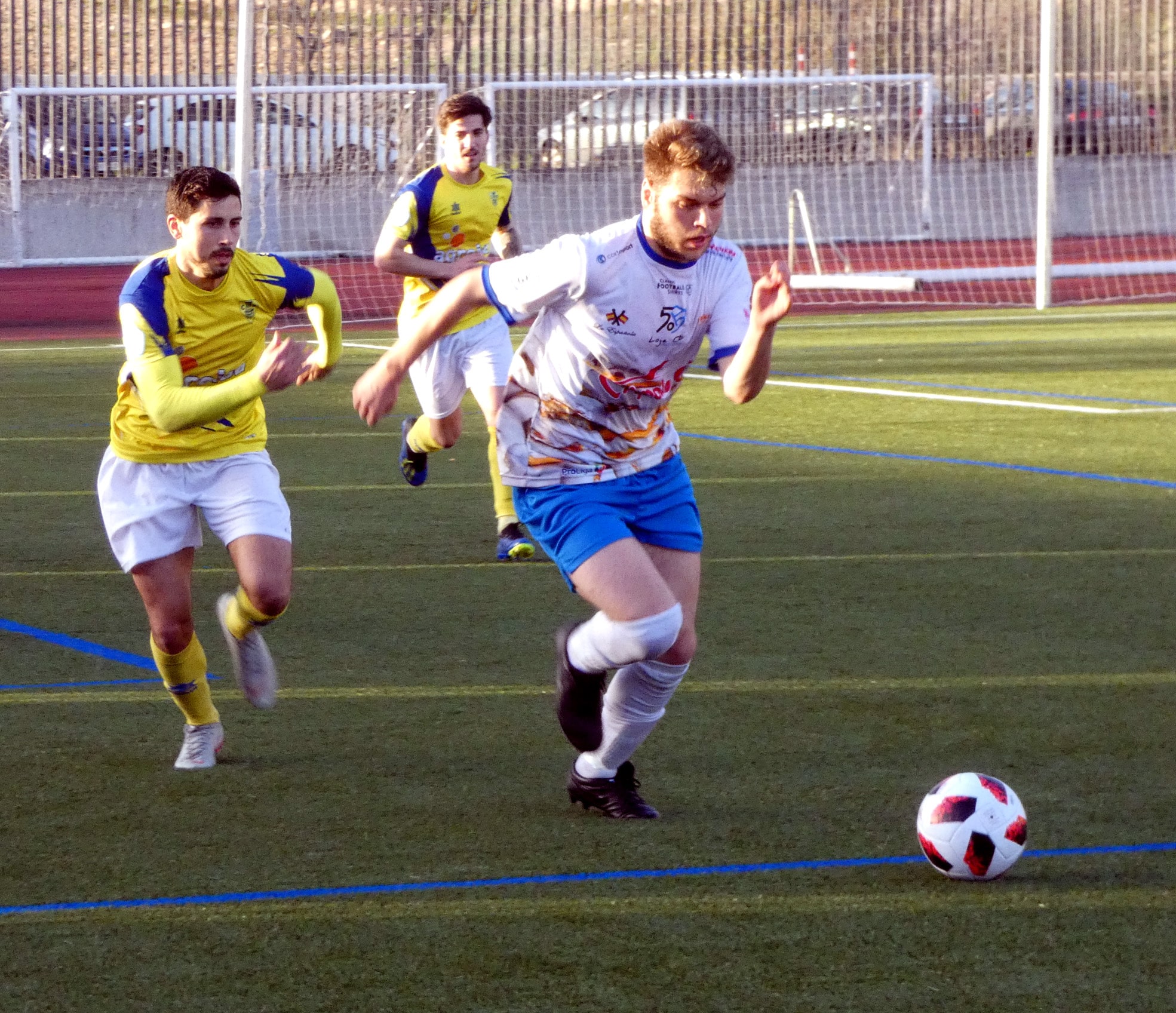 Marcos Avanza Con El Balón Perseguido Por Quevedo. Foto: Miguel JÁimez.