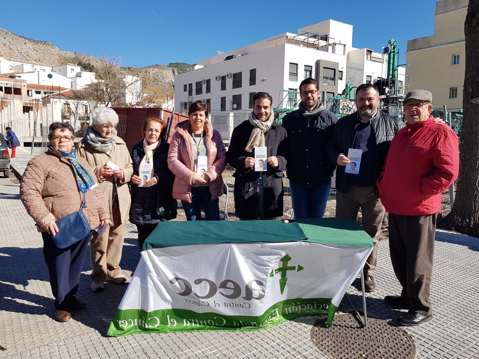 Miembros De La Aecc Y Municipales, En La Mesa Informativa Del Mercadillo. Foto: J. Aguila