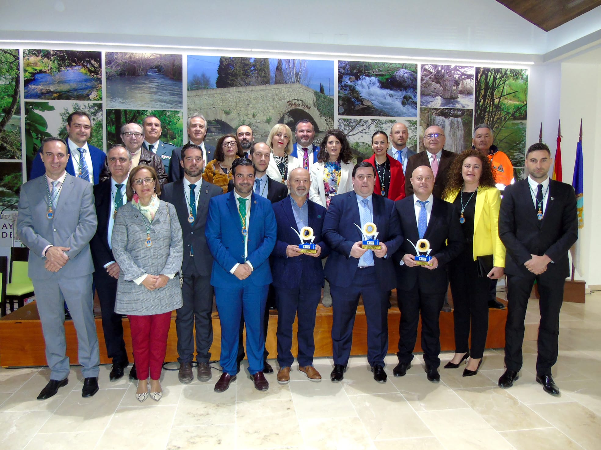 Los Premiados En El Día De Andalucia Junto A La Corporación Municipal. Foto: C. Molina