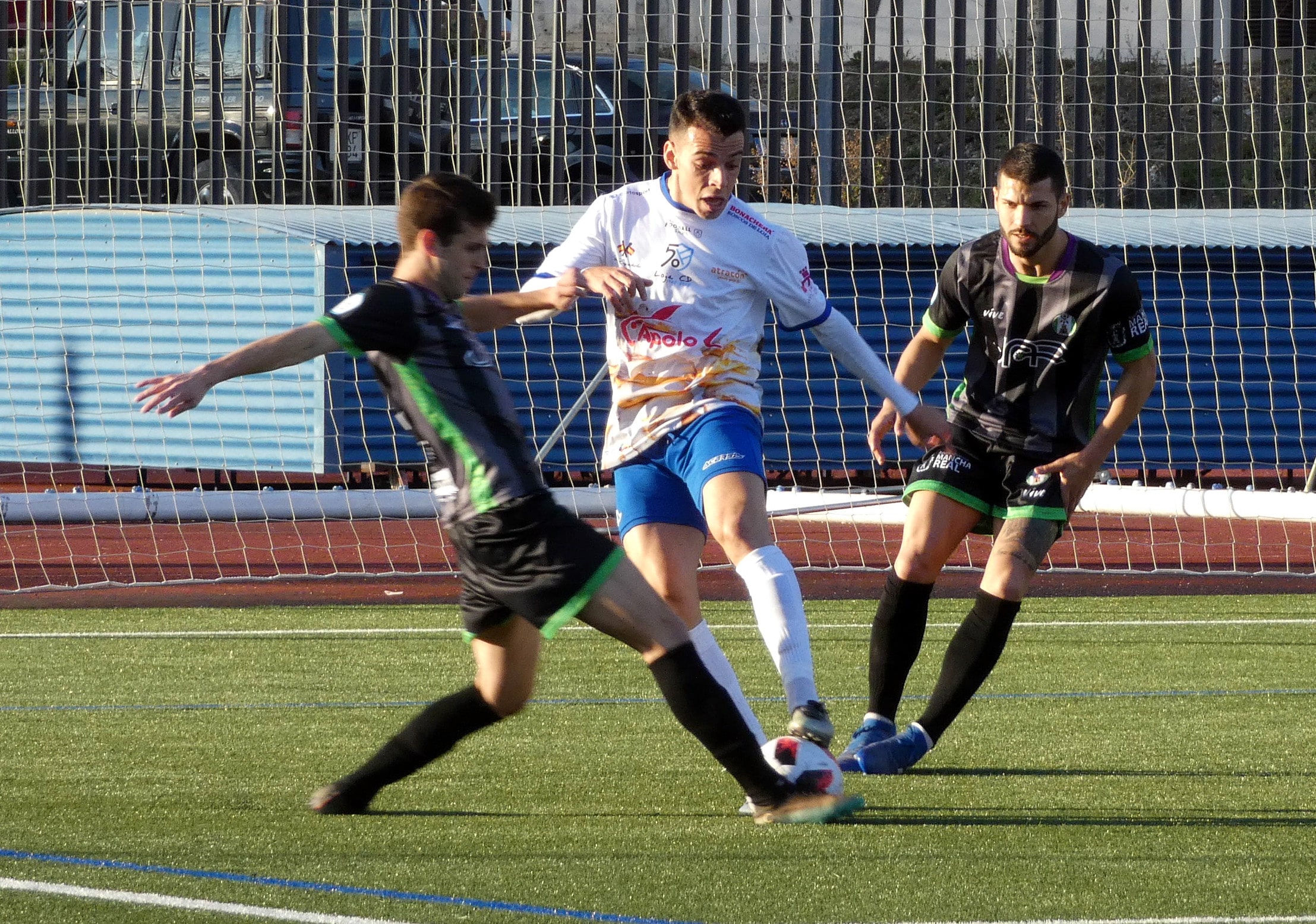 Sergio García Pugna Por El Balón En El último Partido En Casa Con El Mancha Real.