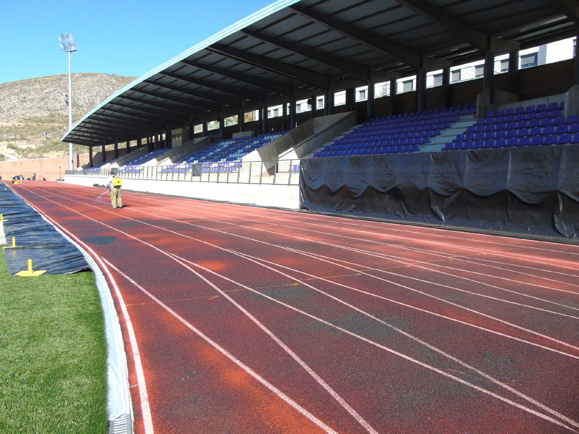 El Ayuntamiento De Loja Mejora El Retoping De La Pista De Atletismo. Foto: Calma