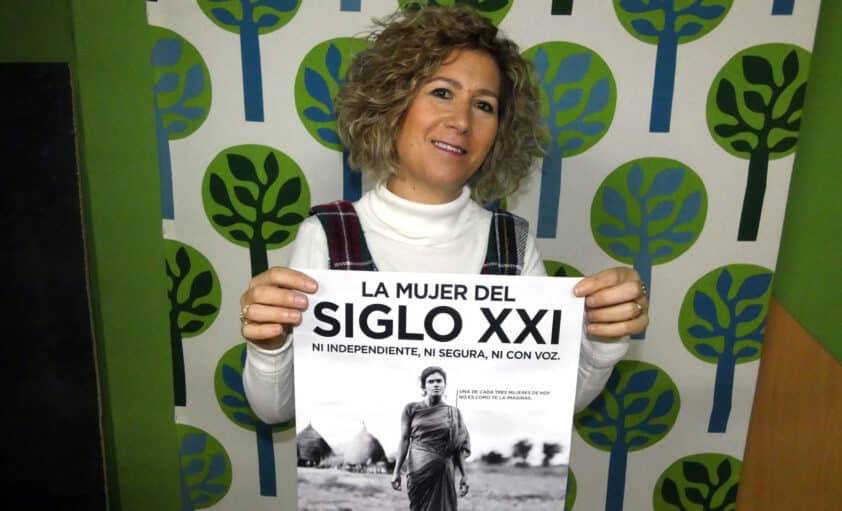 María Pía Caro, Delegada De Manos Unidas, Muestra El Cartel Con El Lema De La Campaña