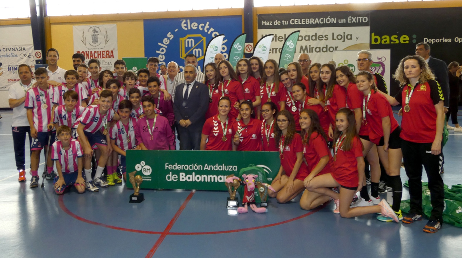 Maristas Y Córdoba, Los Dos Equipos Campeones, Posan Con Sus Trofeos. Foto: P. Castillo