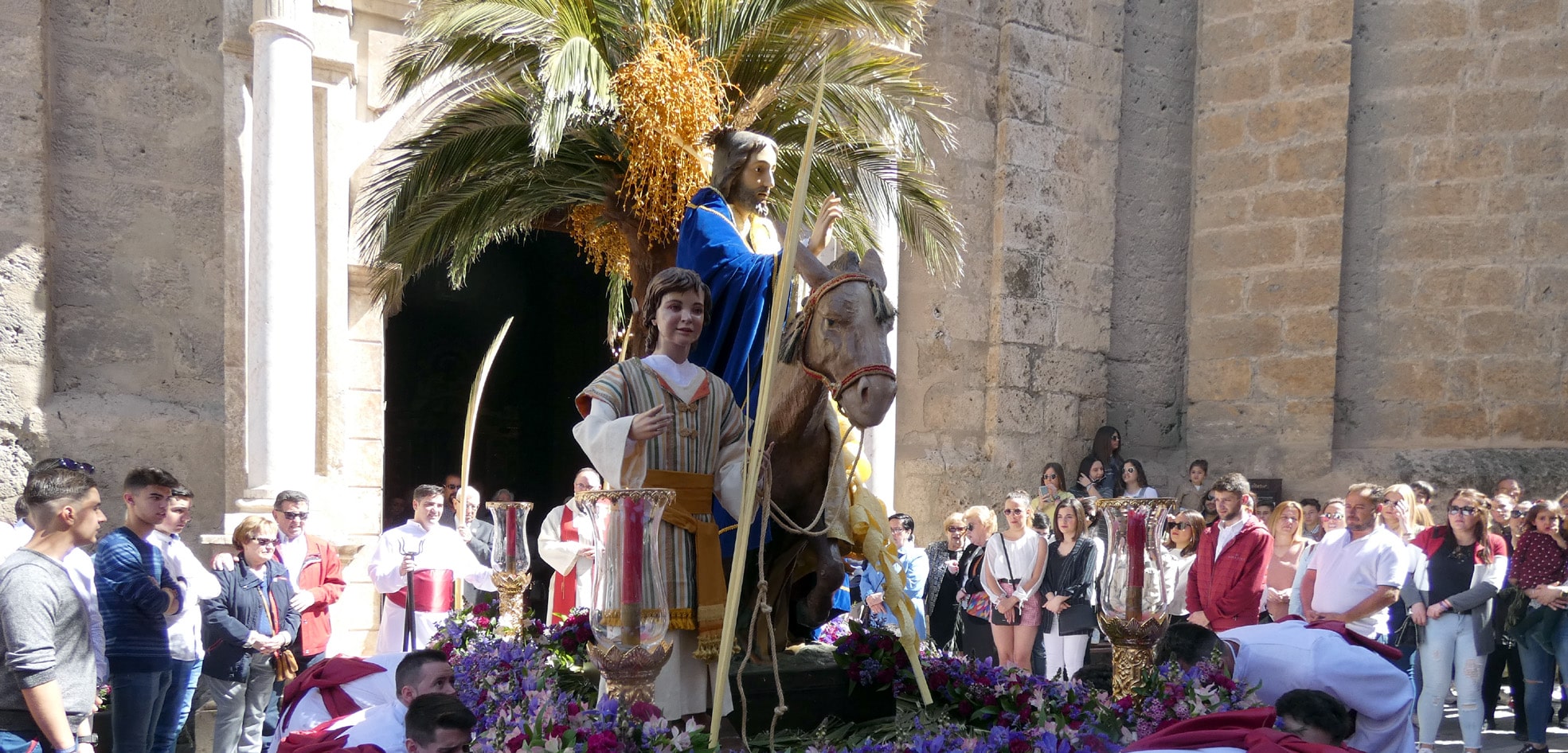 'la Borriquilla' Tras Su Salida Desde La Iglesia De La Encarnación. Foto: Paco Castillo.