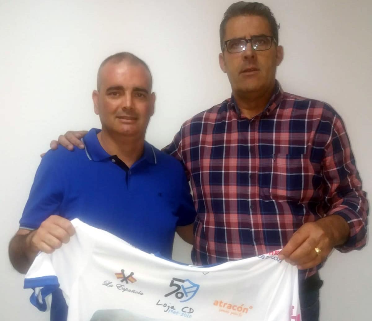 Jesús Párraga Posa Con La Camiseta Del Loja Junto Al Presidente, Antonio Guardeño.