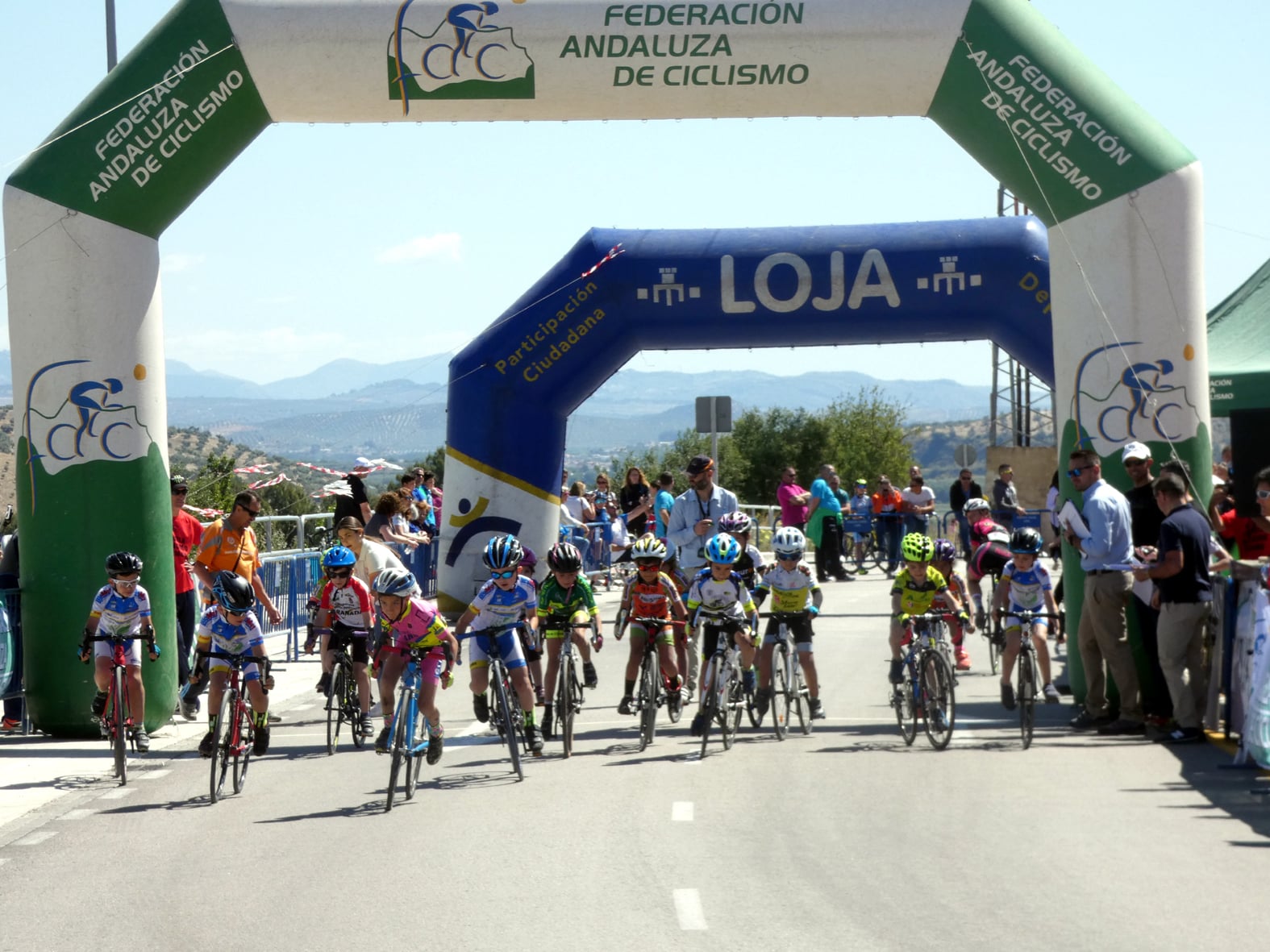 Los Ciclistas Toman La Salida En La Categoría De Promesas. Foto: Paco Castillo.