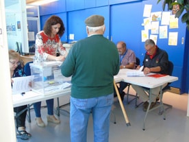 Un Vecino Ejerce Su Derecho Al Voto En Este 26m