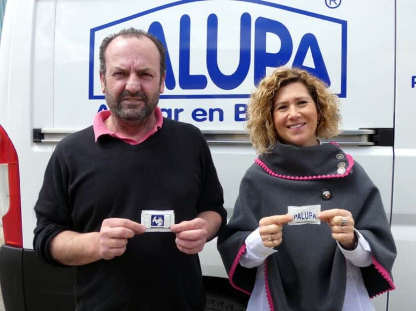 Echeverría Y Caro Posan Con Los Azucarillos Con El Logotipo De Manos Unidas. P. Castillo