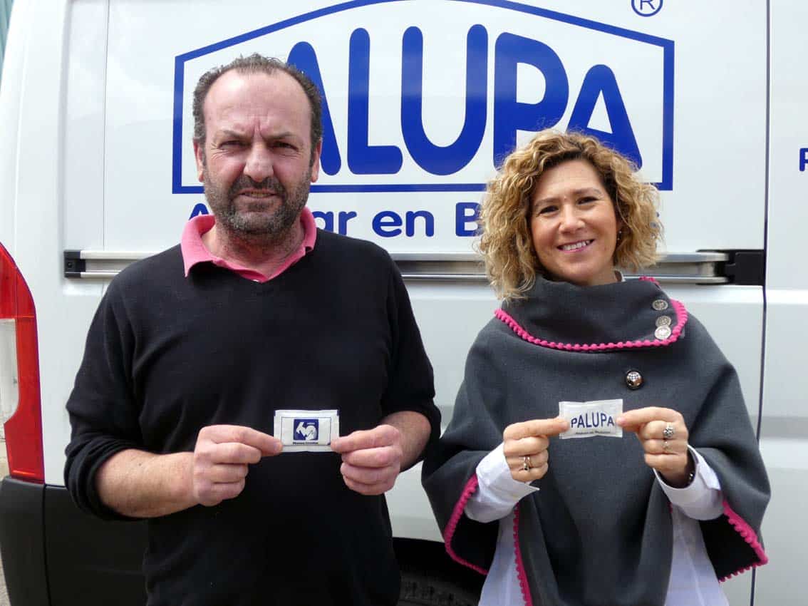 Echeverría Y Caro Posan Con Los Azucarillos Con El Logotipo De Manos Unidas. P. Castillo