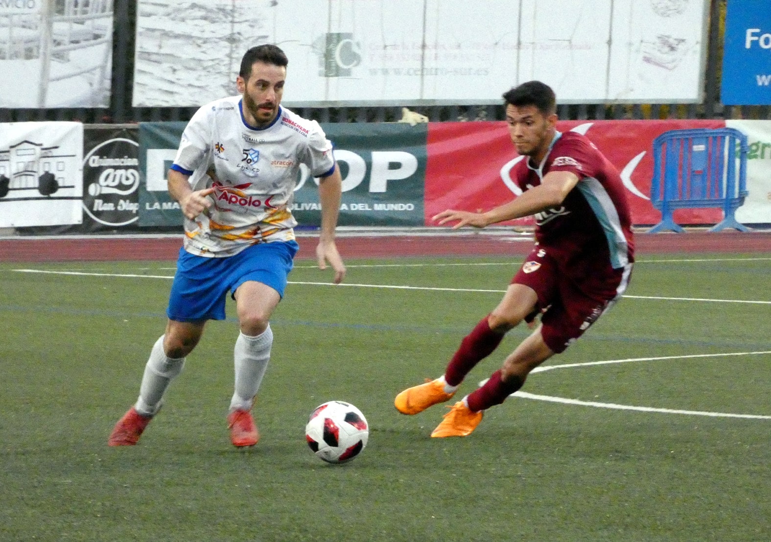 Corbacho Pugna Con Un Jugador Del Linares Durante El Partido. Foto: Miguel JÁimez