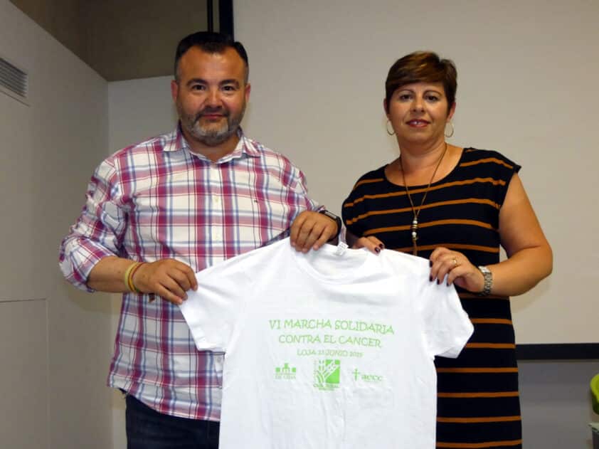 Gallego Y Pavón Muestran La Camiseta De La Sexta Marcha. Foto: P. Castillo