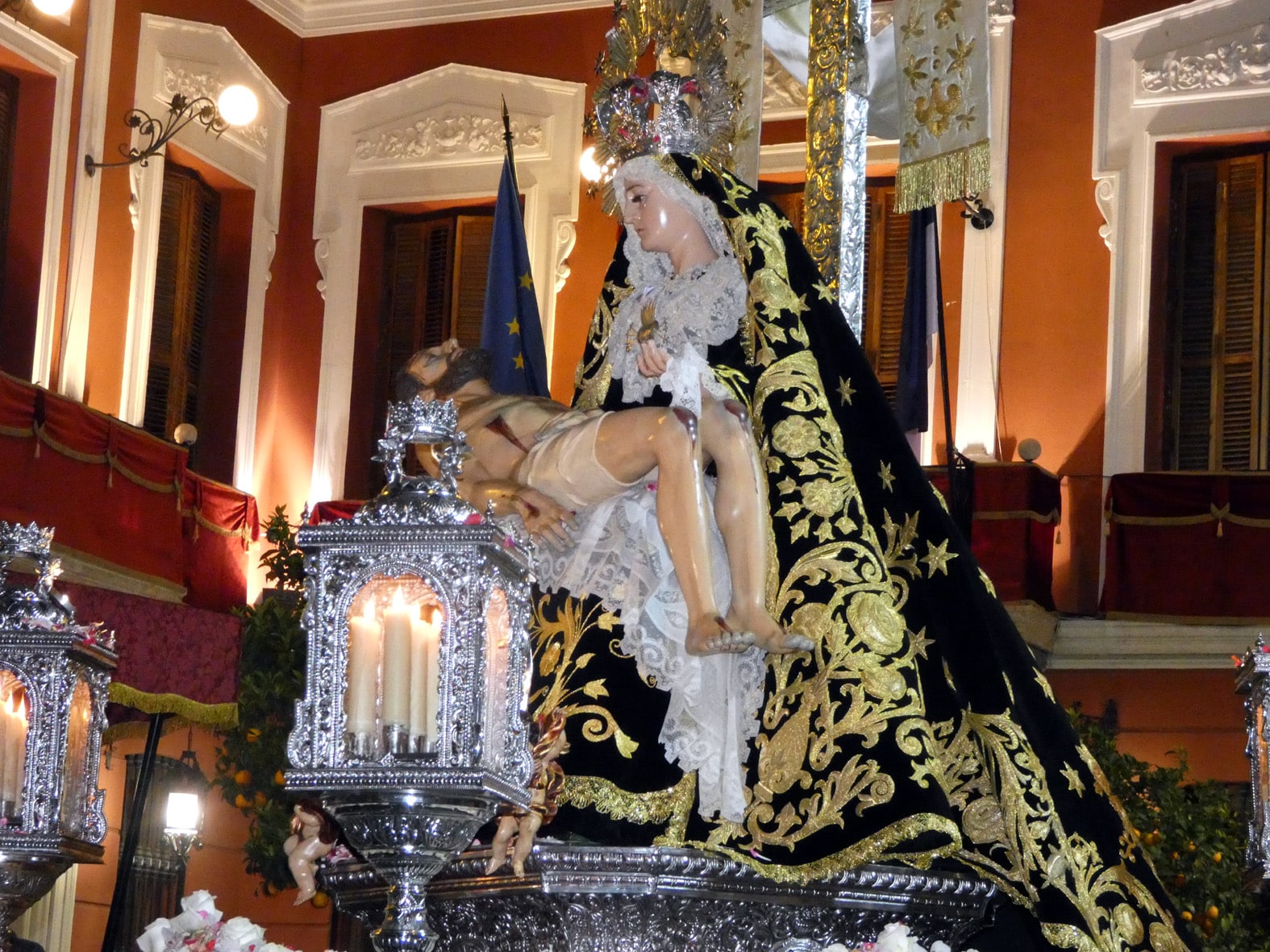 La Virgen De Los Dolores A Su Paso Junto A La Puerta Del Ayuntamiento. Foto: P. Castillo.