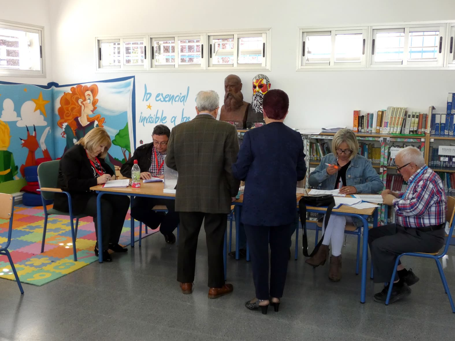 Un Momento De La Jornada Electoral De Hoy Domingo En Una De Las Mesas De Loja. P.c.