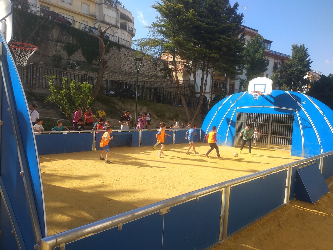 Pequeños Se Divierten En La Pista De Fútbol 3x3 Instalada En La Parte Superior Del Recinto. C.m.