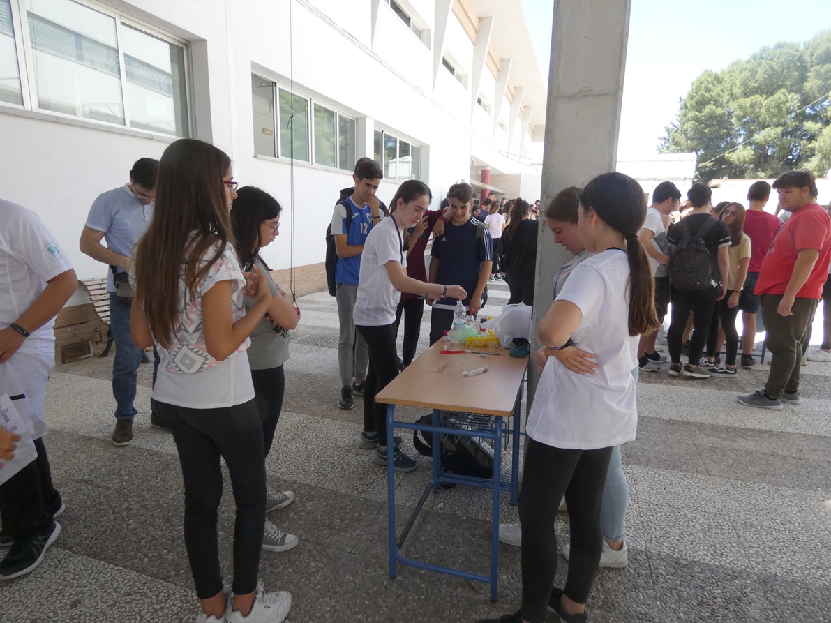 Los Alumnos Del Moraima Sacaron A La Calle Su Trabajo En Ciencias. Foto: C. Molina