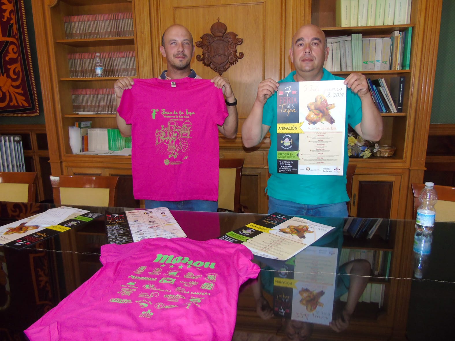 José Antonio Arco Y Carlos Astillas Con El Cartel Del Evento.