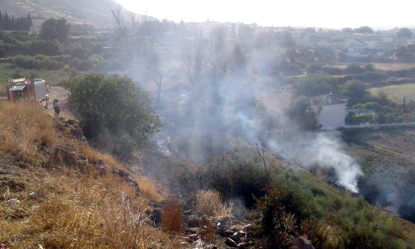 Los Bomberos Continúan Refrescando La Zona, Aunque El Incendio Ya Está Controlado. Foto: Bomberos Lo