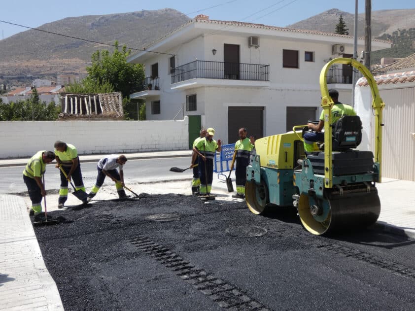 Los Operarios Realizando Los Trabajos De Asfaltado En Calle Dos Reales. Foto: P. Castillo.