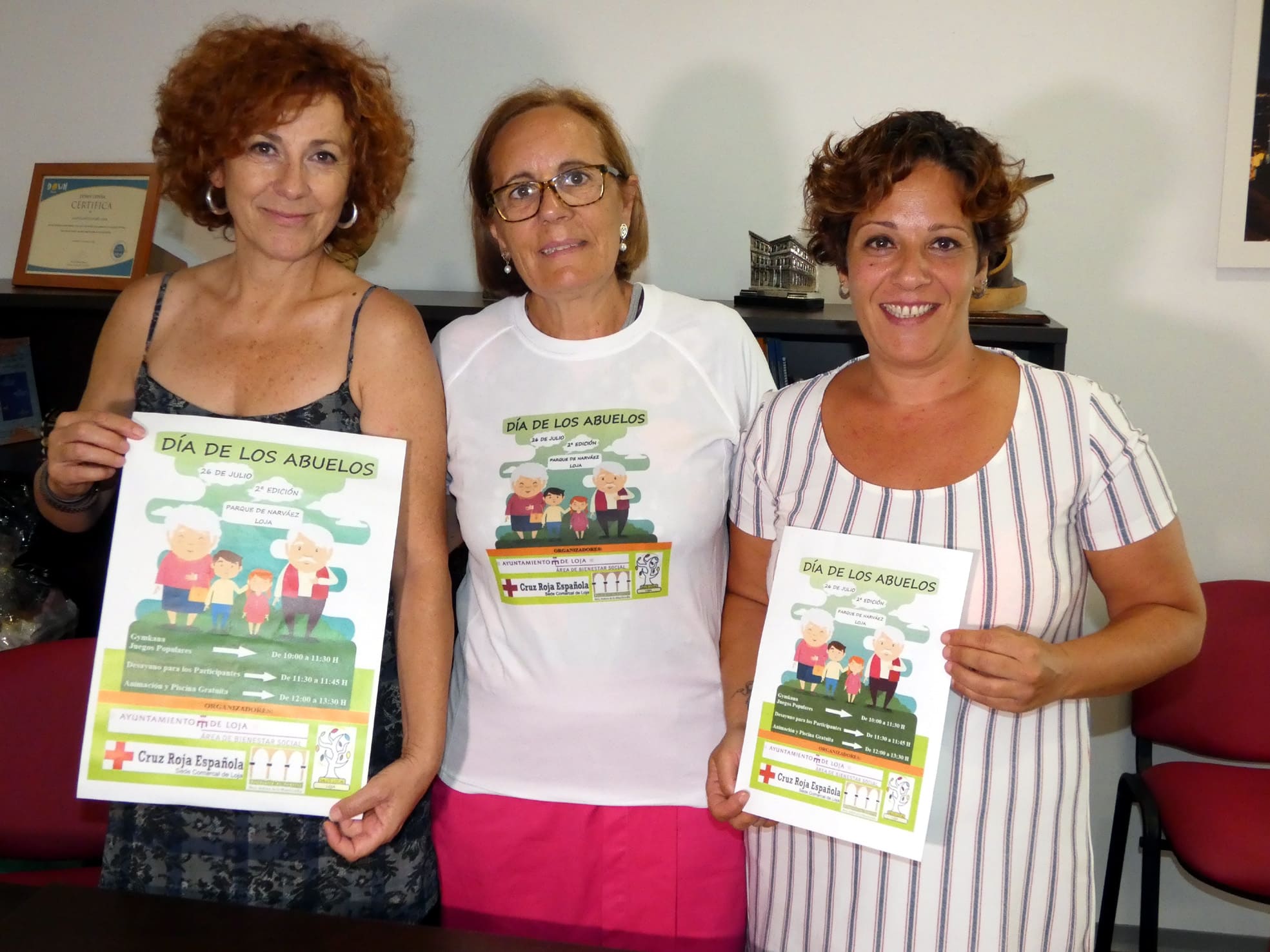 Directora De Servicios Sociales, Concejala Y Coordinadora De Mayores, Con El Cartel Del Evento