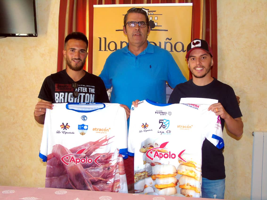 Los Jugadores Javi Del Moral Izda. Y David Gámiz Dcha. Junto Al Presidente Del Loja C.d.