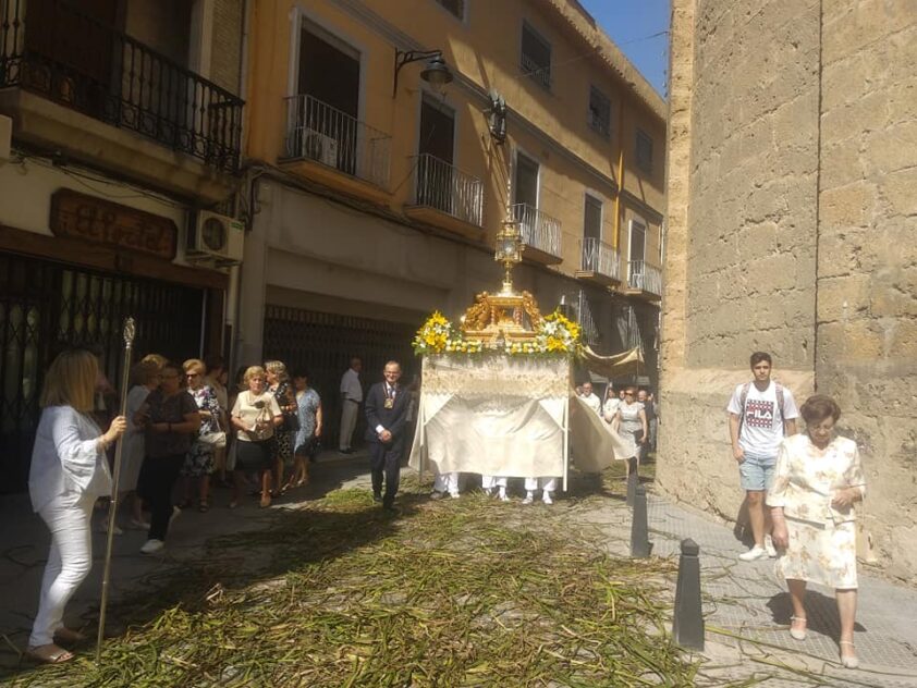 El Santísimo Tras Su Salida De La Iglesia Mayor. C. Molina