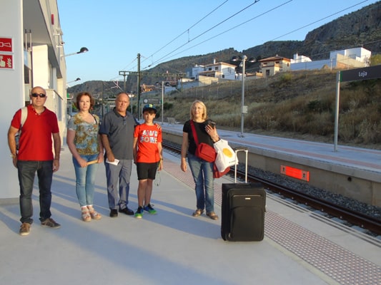 Los Cinco Primero Viajeros Del Ave En La Estación De Loja Posan Para El Corto