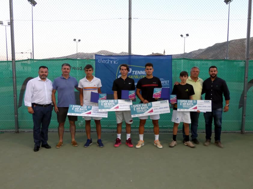 Los Cuatro Finalistas Del Torneo Junto A Organización Y Autoridades. Foto. Paco Castillo.