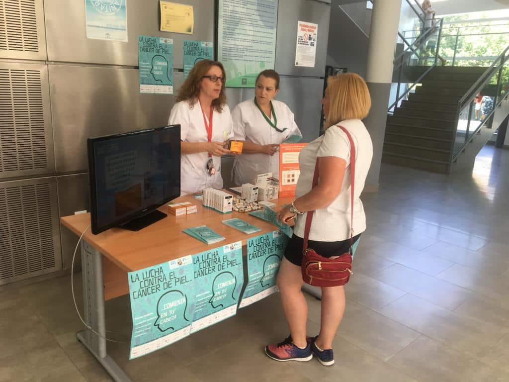 Mesa Informativa Instalada En El Hospital Lojeño