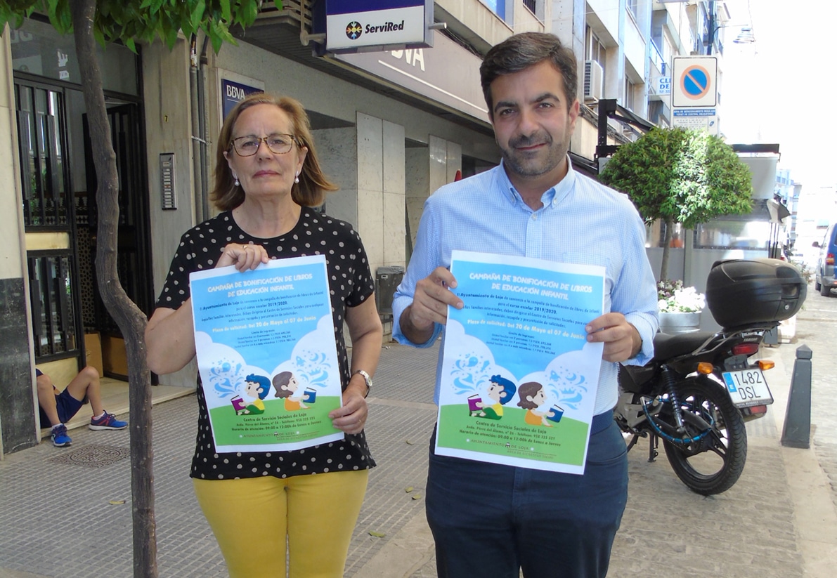 La Concejala Y El Alcalde El Día De La Presentación De Las Ayudas. Foto: Calma