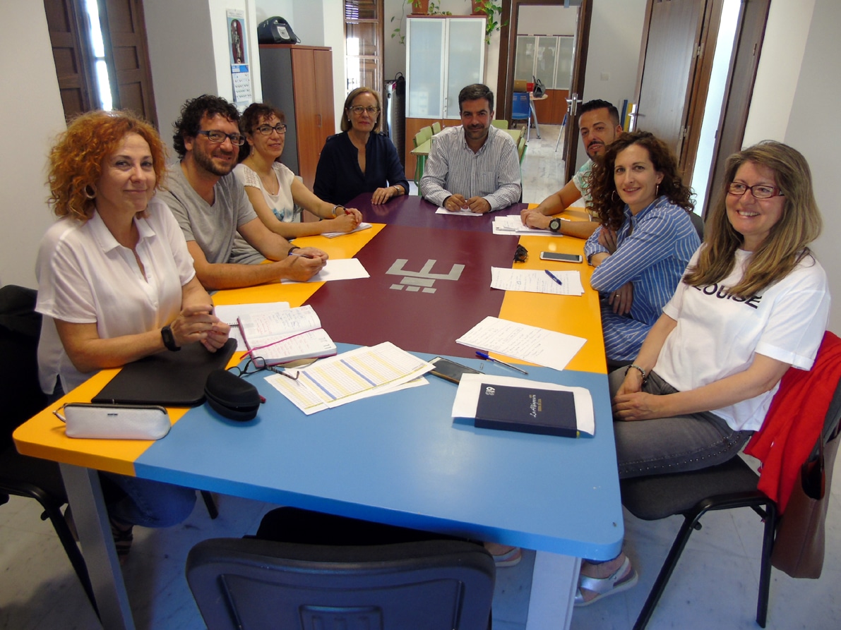 El Alcalde Y La Concejal, Junto A Los Profesionales Que Trabajan En El Plan. Foto: C. M.