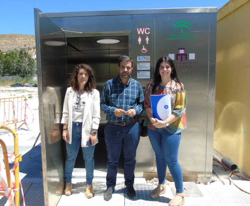 Gallego, Camacho Y Rodríguez, Ante El Baño Público En Tierno Galván. Foto: C. Molina