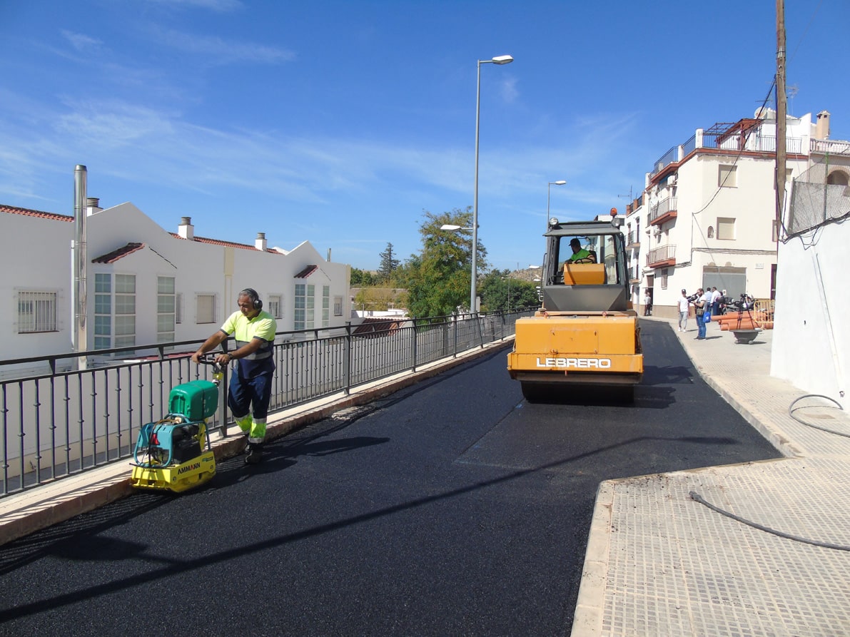 Trabajos De Alquitranado En La Superficie De La Calle Cervantes. Foto: Calma