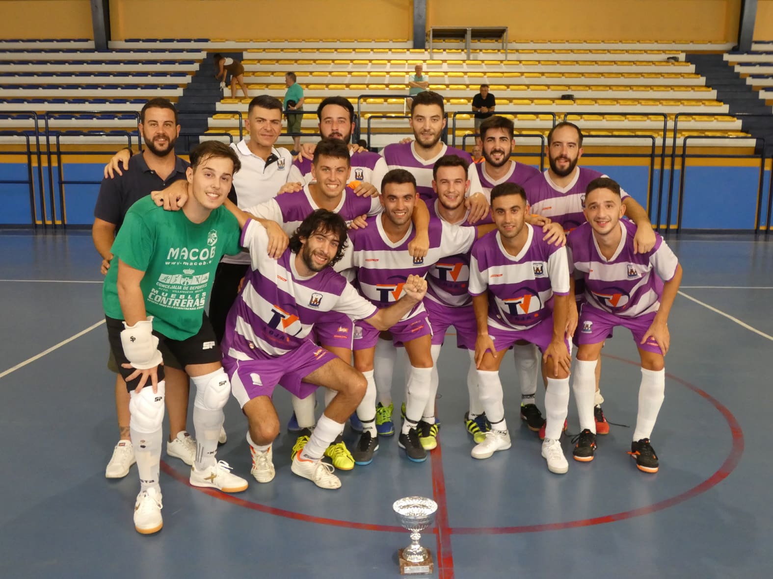 El Equipo Masculino Posan Con El Trofeo Junto Al Concejal De Deportes. Foto: P. Castillo.