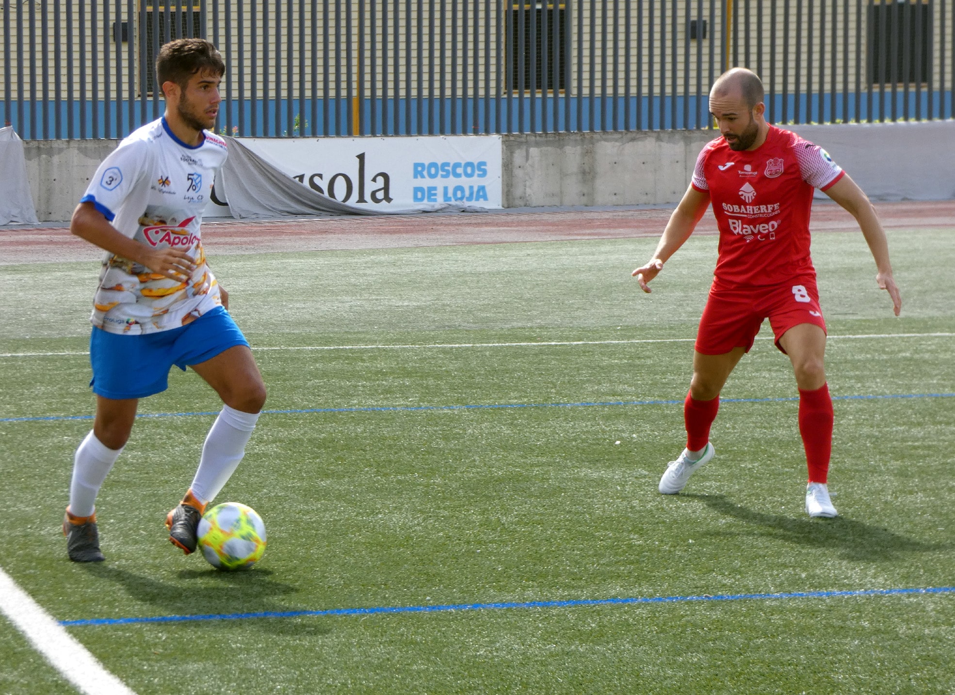 Álex Romero Conduce El Balón En El Anterior Partido En Casa Ante El Torreperogil.