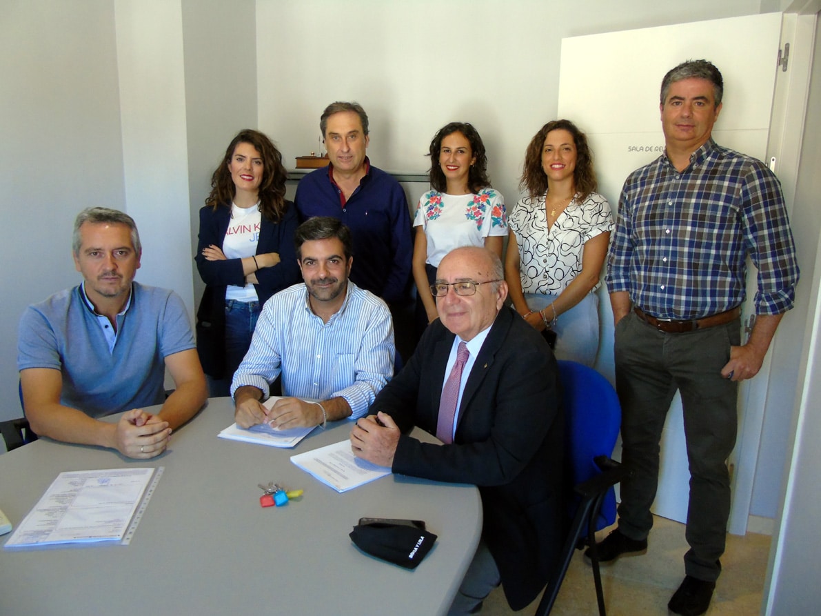 Autoridades Y Trabajadores De La Alci, Durante La Firma Del Convenio. Foto: C. Molina