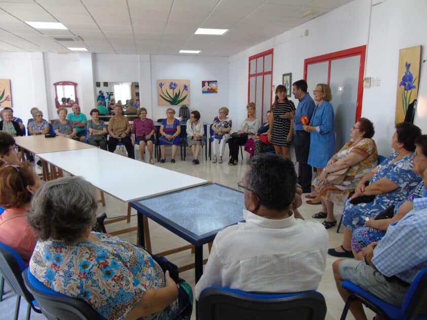 Autoridades Hablan A Los Participantes De Los Talleres De Memoria. Foto: C. Molina