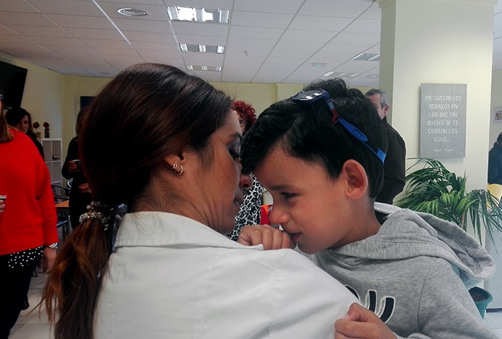 El Jovencito Mustafá En Brazos De Luz Divina, Directora De Residencia Sierra De Loja. Foto: J.mªj.