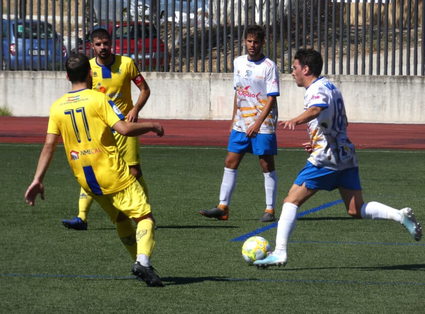 David Gámiz Con El Balón En El Partido Frente Al Huétor Tájar. Foto: Miguel JÁimez.