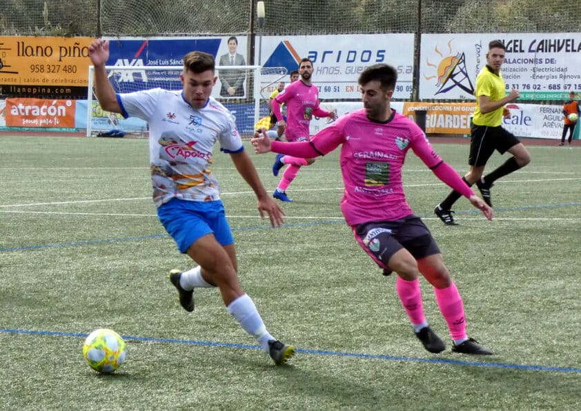 Naranjo Controal El Balón Ante Un Jugador Del Antequera. Foto: Miguel JÁimez.