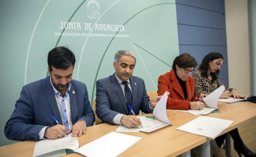 Camacho, En Primer Plano, Durante La Firma De La Renovación Del Servicio. Foto: El Corto