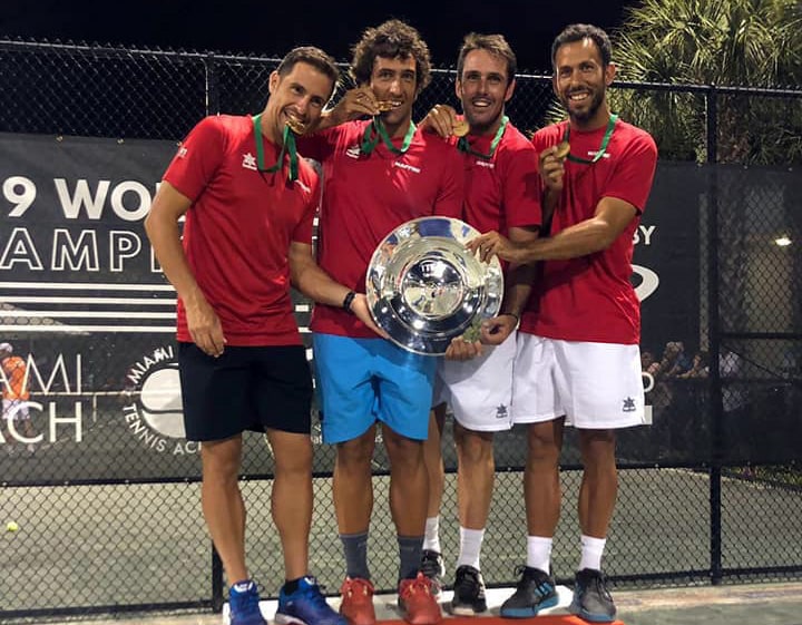 José Antonio Sánchez, Segundo Por La Izquierda, Celebra El Título Mundial Con Sus Compañeros