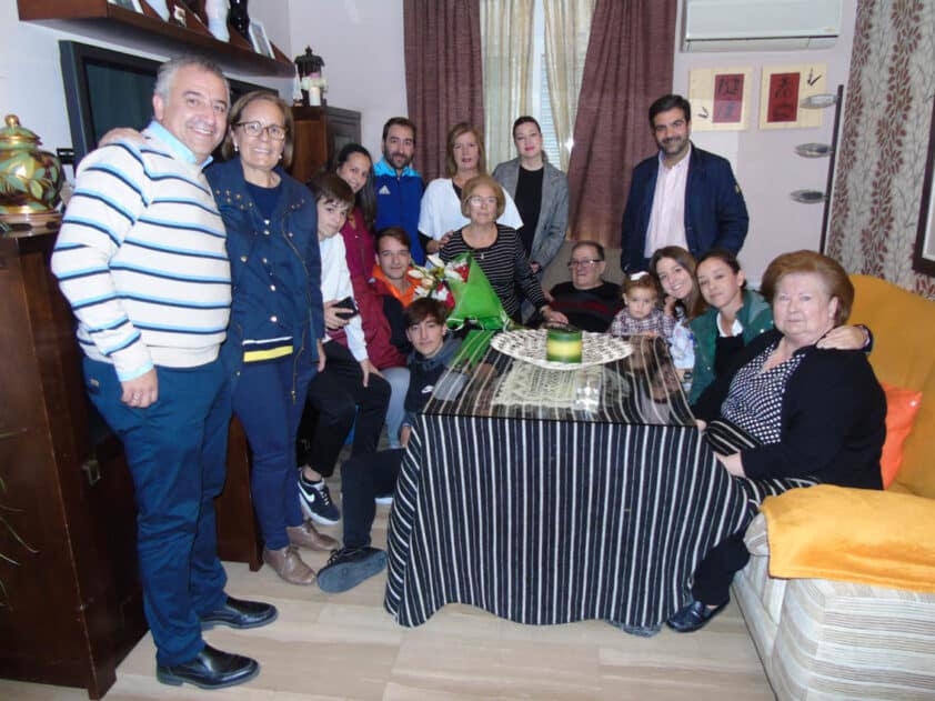 Carmen Frías Y Su Familia Junto Al Alcalde Camacho Y La Concejal Ortiz. C. M.