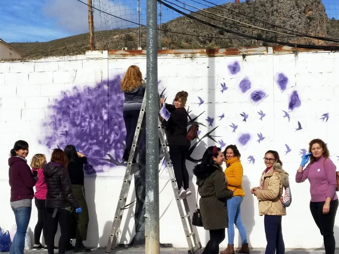 Colaboradoras En La Creación Del Mural Reivindicativo Del 25n. Foto: El Corto