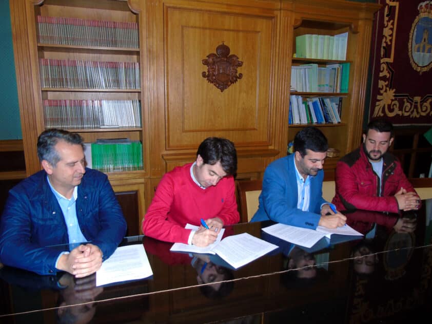 Momento De La Firma Del Convenio Entre El Ayuntamiento Y El Club Mala Cara. Foto: P. C.