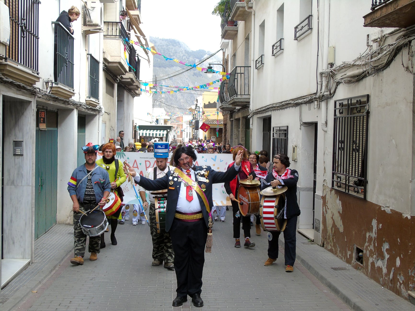 Un Momento Del Pasacalles, Encabezada Por El 'alcalde Del Barrio Alto'. Foto: C. Molina