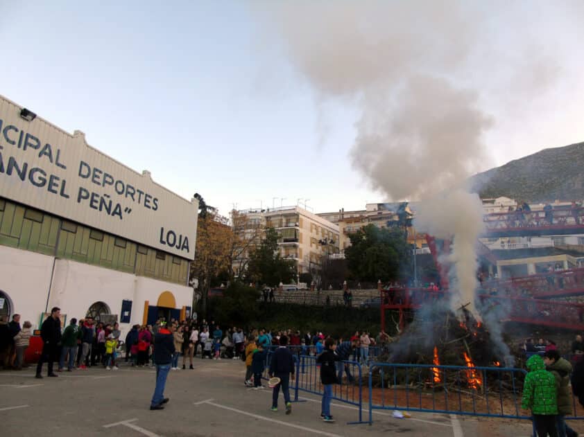 Una Gran Hoguera Congregó A Numeroso Publico En El Miguel Ángel Peña. Foto: C. M.