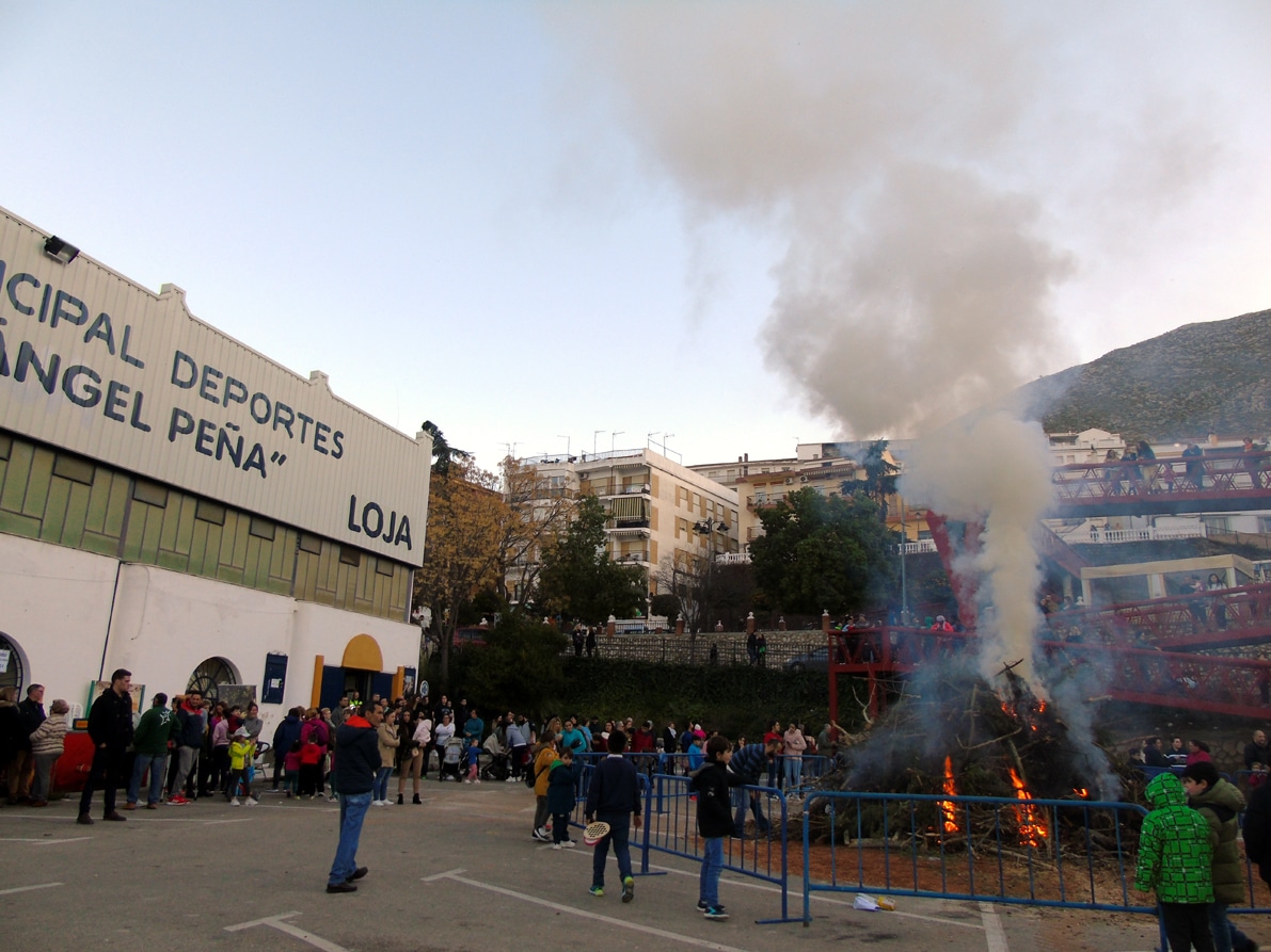 Una Gran Hoguera Congregó A Numeroso Publico En El Miguel Ángel Peña. Foto: C. M.