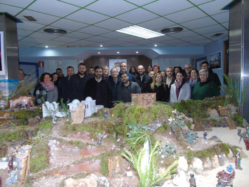 Miembros De La Agrupación De Cofradías, Junto A Autoridades. Foto: C. Molina