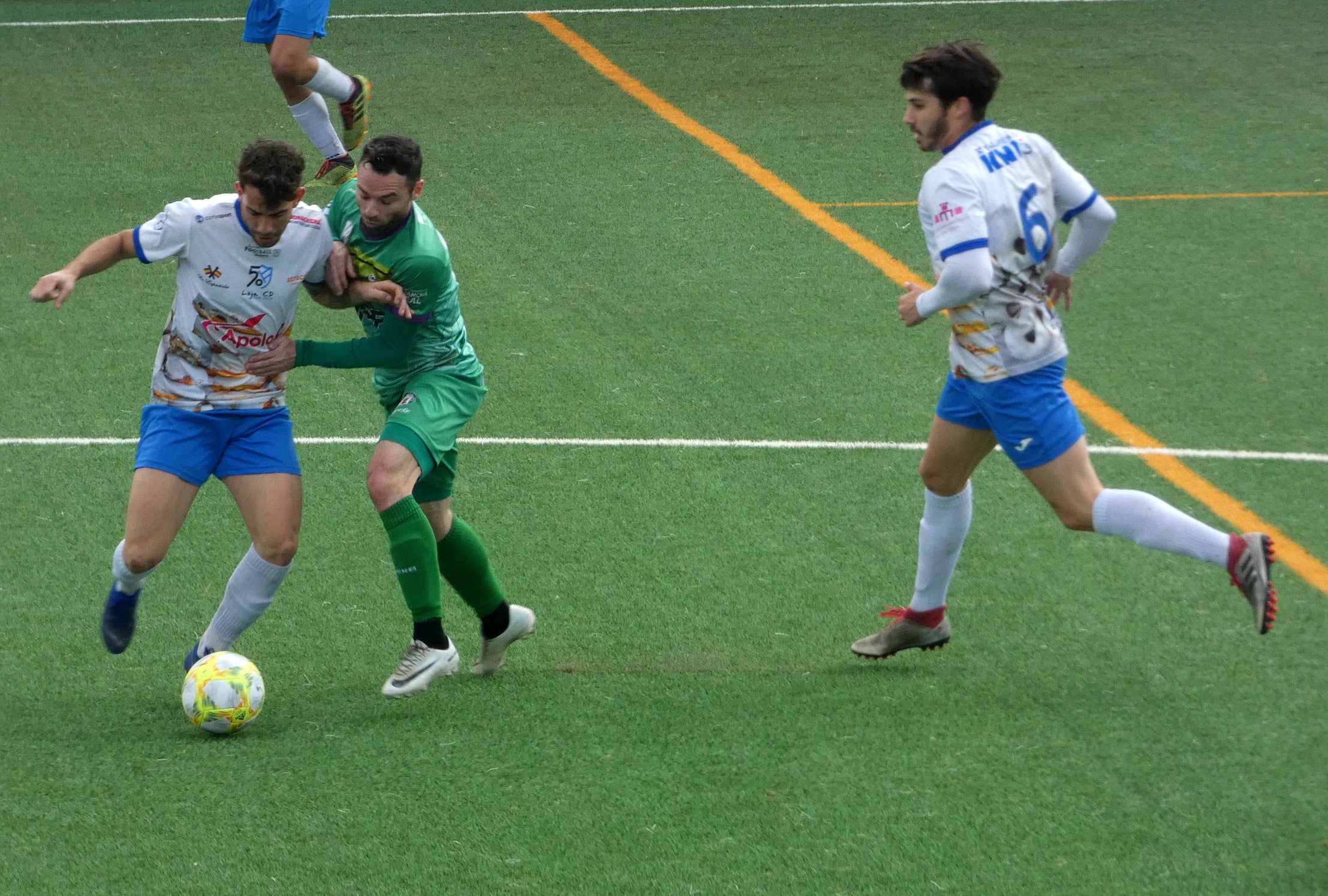 Ariza Pugna Por El Balón Con Un Jugador Del Mancha Real. Foto: Paco Castillo.