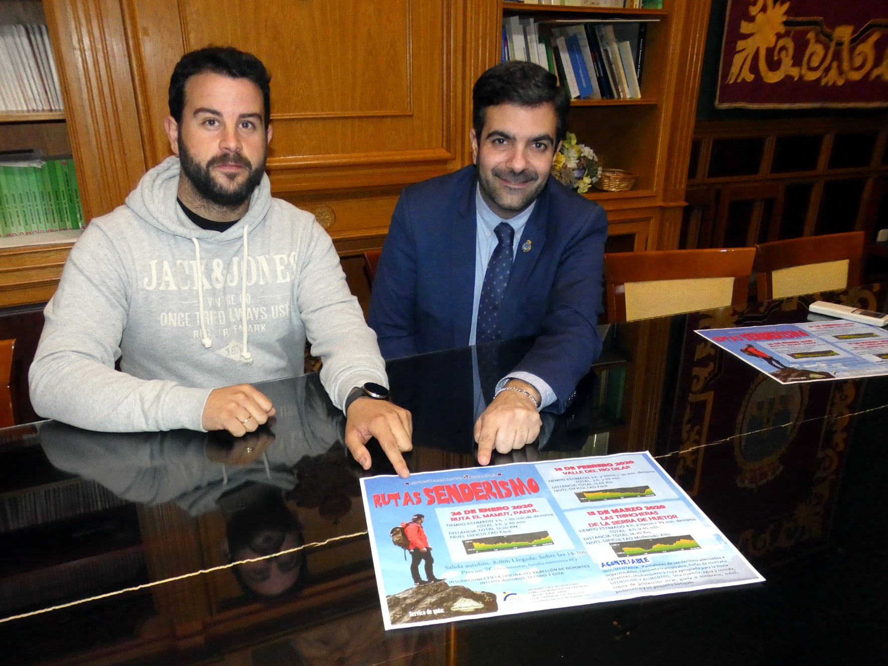 Alcalde Y Concejal De Deportes Señalando Las Rutas Senderistas. Foto: Paco Castillo.